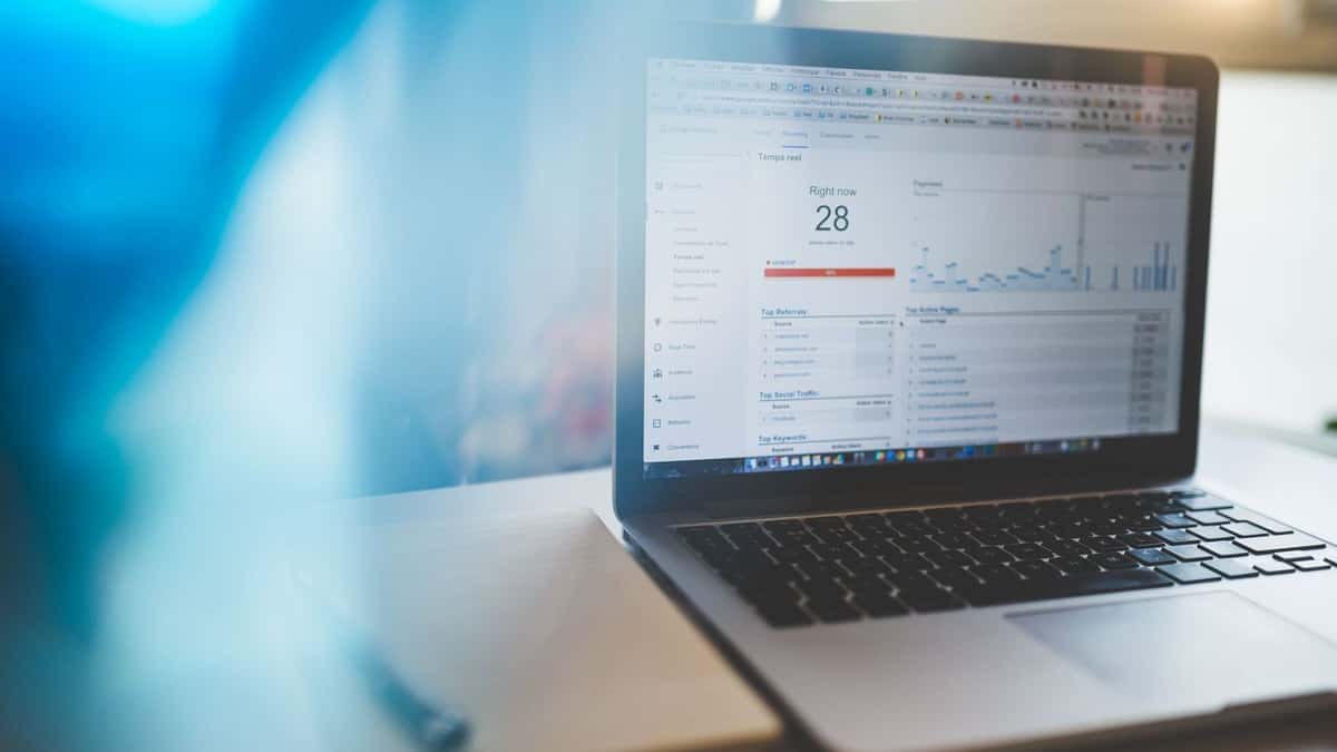 Portátil con un panel de Google Analytics abierto sobre un escritorio